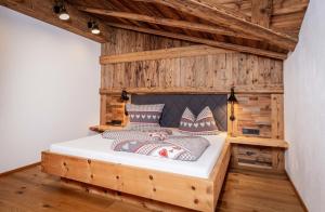 A bed or beds in a room at Alpen Chalet Wohnung "Rosa"