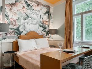 1 dormitorio con cama y pared de flores en ELSO Muzeum apartments, en Praga 13 fotos más