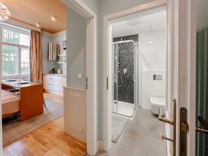un baño con ducha y lavabo en ELSO Muzeum apartments, en Praga