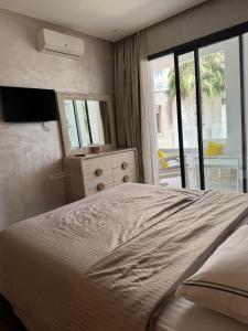 Un dormitorio con una cama grande y una ventana en Résidence hivernage Agadir Bay, beach, pool, proche Sofitel, en Agadir