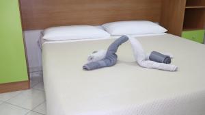 dois bichos de peluche estão deitados numa cama em Il giardino di Mary em Pompeia