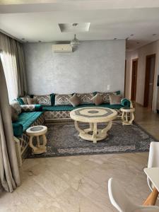 sala de estar con sofá y mesa en Résidence hivernage Agadir Bay, beach, pool, proche Sofitel, en Agadir