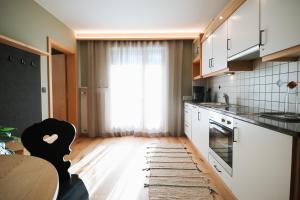 Kuchyň nebo kuchyňský kout v ubytování Appartementhaus Arnika