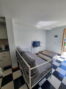 1 dormitorio con 1 cama y suelo a cuadros en Casa Velha en Matosinhos