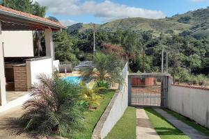 Nespecifikovaný výhled na hory nebo výhled na hory při pohledu z prázdninového domu