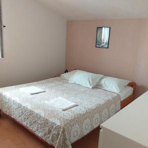 En eller flere senge i et værelse på Apartman Premantura Rumora