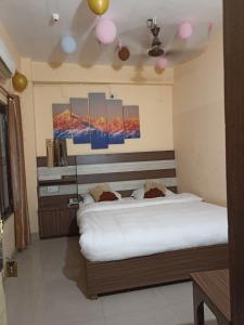 een slaapkamer met 2 bedden in een kamer bij Hotel Opera in Bharatpur
