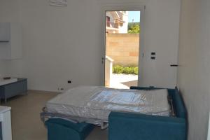 una camera ospedaliera con un letto ricoperto di plastica di Villa Serena a Bagnolo del Salento