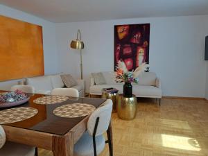sala de estar con mesa y sofá en Art & Living I House and Rooms, en Schoneck