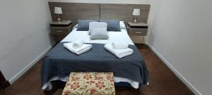um quarto com uma cama grande e toalhas em Mirasoles 44 em La Plata