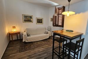 een woonkamer met een witte bank en een tafel bij Casa Buenavista Agaete in Agaete
