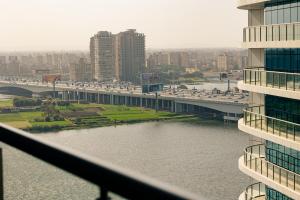 un puente sobre un río en una ciudad con tráfico en Studio Apartment - Maadi, en El Cairo
