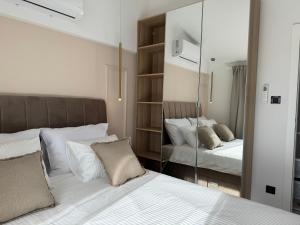 een slaapkamer met 2 bedden en een spiegel bij Magnolia deluxe Apartment in Zagreb