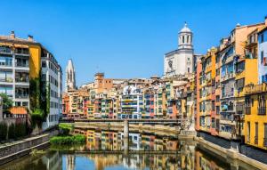 Blick auf eine Stadt mit Fluss und Gebäuden in der Unterkunft CENTRICO y ACOGEDOR APARTAMENTO in Girona