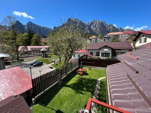 布什泰尼La Casa Verde的有篱笆和一些房屋的院子景观