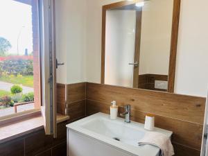 un bagno con lavandino, specchio e finestra di Casa delle More a Siena