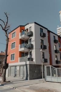 - un bâtiment avec balcon sur le côté d'une rue dans l'établissement Hugo, à Varna