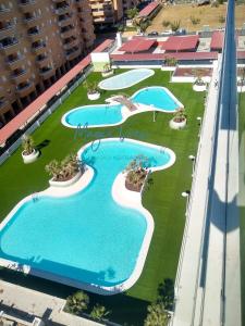 uma vista panorâmica da piscina num resort em Magic View - Esquinero frontal mar Marina d'Or em Oropesa del Mar