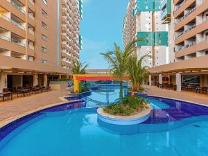 奧林匹亞的住宿－Reserve Temporada - Apartamento - Enjoy Olímpia Park Resort，大楼中央的大型游泳池
