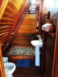 een badkamer met een wastafel en een toilet bij Hospedaje Wotoch Aayin in Venecia