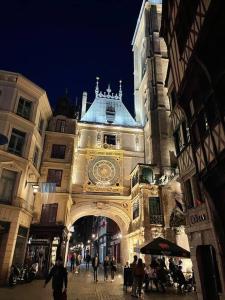 ルーアンにあるL'Escale de Saint Maclou-Rouen centre Historiqueの時計付きの建物