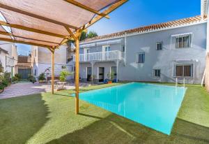 een afbeelding van een villa met zwembad bij Apartamento Sierra Nevada Viva in Otura