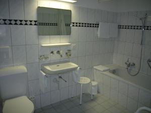 Koupelna v ubytování Hotel Linde + 27 fotografií