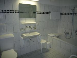 
Ein Badezimmer in der Unterkunft Hotel Linde
