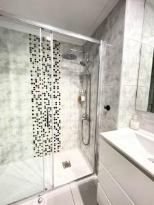 a bathroom with a shower and a sink at Vivienda con Parking incluido - Zona Van Dyck in Salamanca
