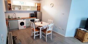 ラシュタットにあるGemütliches Gästehaus am Parkの小さなキッチン(テーブル、椅子付) +6枚の写真