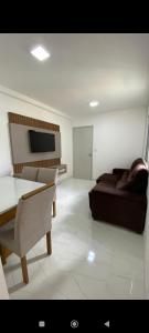 Apartamento Aconchego condomínio florida في فييرا دي سانتانا: غرفة معيشة مع أريكة وطاولة