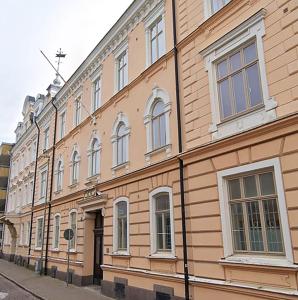 een groot gebouw met veel ramen aan een straat bij Hotell Slottsgatan in Oskarshamn