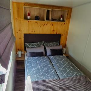 Tempat tidur dalam kamar di Landgut Michlshof - Bauernhof, Tinyhouse, Tiere