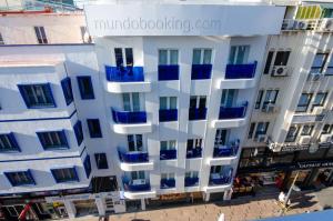 una vista aérea de un edificio con balcones azules en MUNDOBOOKING Centro Levante, en Benidorm
