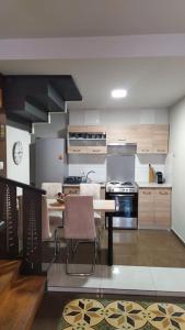 uma cozinha com uma mesa e um fogão forno superior em Karditsa's Loft House em Karditsa