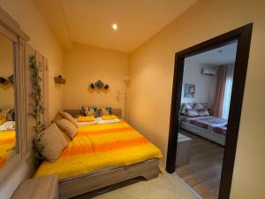 Ένα ή περισσότερα κρεβάτια σε δωμάτιο στο Spacious seaview apartments, 100m to the beach +14 φωτογραφίες