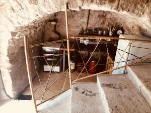 ein Zimmer mit einer Treppe mit einem Regal und einigen Artefakten in der Unterkunft Cambrassa in Vals-les-Bains