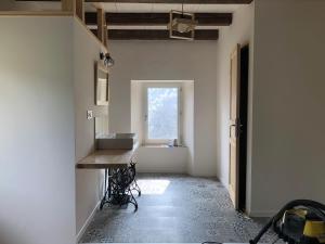 Zimmer mit Waschbecken und Fenster in der Unterkunft Cambrassa in Vals-les-Bains