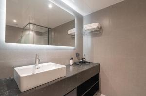 仁川にあるHotel Lounge 7の白い洗面台と鏡のあるバスルーム +13枚の写真