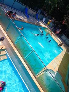 Bazén v ubytování Hotel El Bosque Valledupar nebo v jeho okolí