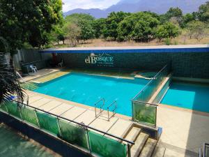Bazén v ubytování Hotel El Bosque Valledupar nebo v jeho okolí