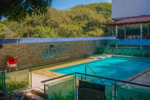 Bazén v ubytování Hotel El Bosque Valledupar nebo v jeho okolí