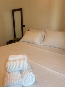 een wit bed met twee kussens erop bij Florida Apartment Golem in Golem