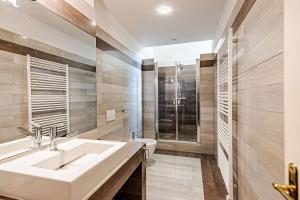 Un baño de Charming downtown apartment