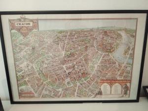 een ingelijste kaart van Londen op een muur bij Apartament Central Station Batorego in Krakau