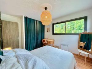 ein Schlafzimmer mit großem Bett und Fenster in der Unterkunft Villa californienne 160m2 Piscine Parking in Bruges + 28 Fotos