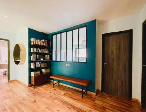 ein Raum mit einer Bank vor einer Tür in der Unterkunft Villa californienne 160m2 Piscine Parking in Bruges