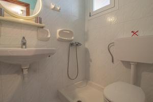 A bathroom at PORTO-FINO