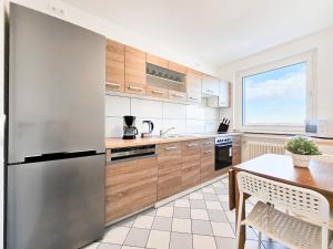 Η κουζίνα ή μικρή κουζίνα στο RAJ Living - 1 or 3 Room Apartments with Balcony - 20 Min Messe DUS & Airport DUS