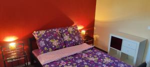 um quarto com uma cama roxa e uma almofada em Gut & Günstig em Trier